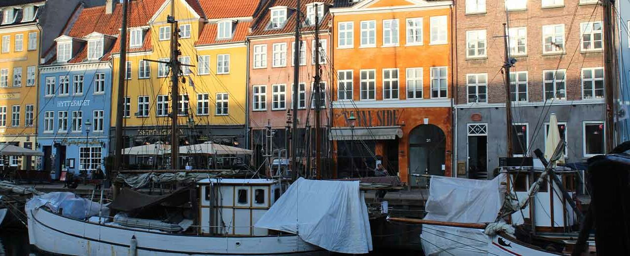 Bunte Häuser direkt am Fluss in Nyhavn in Kopenhagen, Dänemark (Foto: Immanuel K.)