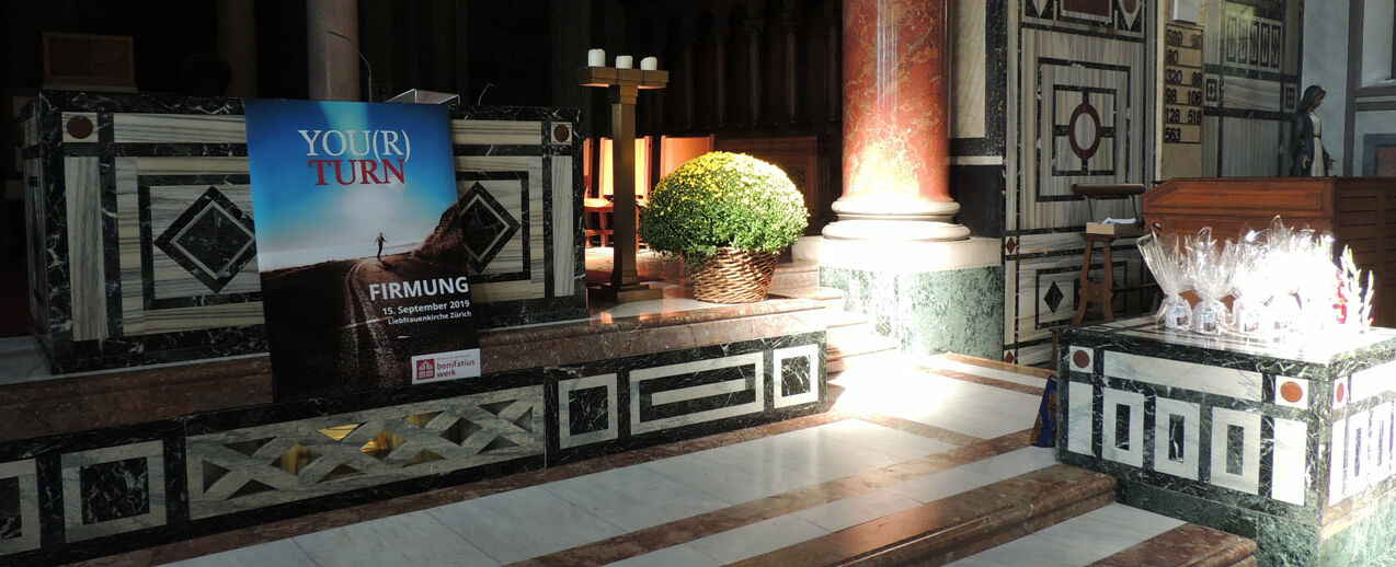 Das Motiv zur Firmaktion 2019 vor dem Altar dekoriert. (Foto: Gemeinde Liebfrauen Zürich