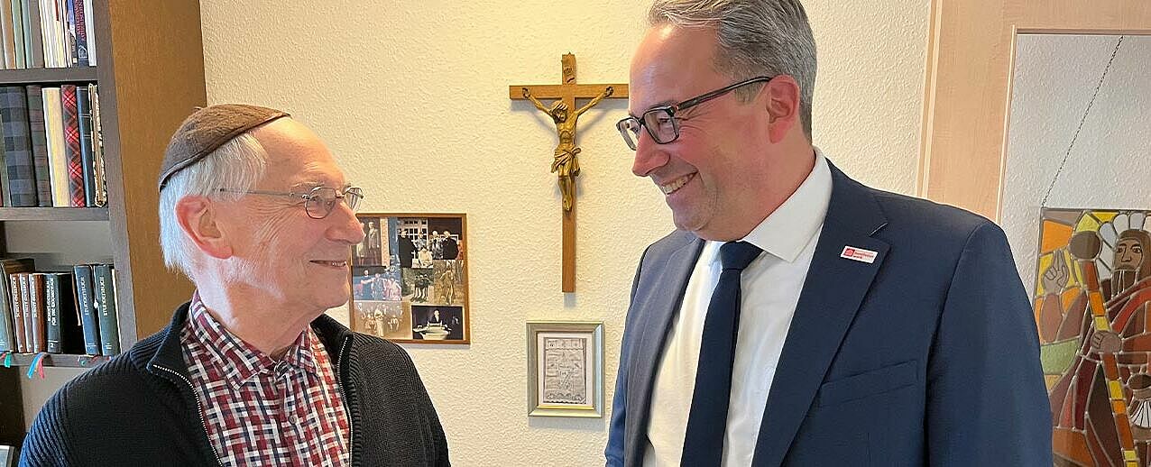Pfarrer Stenzaly (l.) im vertrauten Gespräch mit Referent Andreas Kaiser, der für ihn der direkte Ansprechpartner im Stiftungszentrum des Bonifatiuswerkes ist. (Foto: Theresa Meier)
