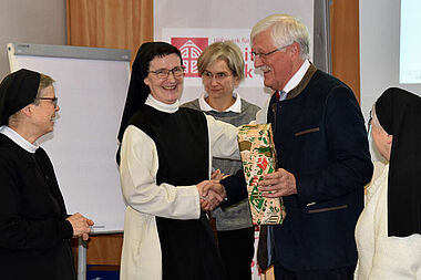 Präsident Heinz Paus überreicht den Schwestern aus Tautra ein Gastgeschenk. Sr. Hanne-Maria (v. l.), Sr. Brigitte, Susanne Mathei, Heinz Paus, Sr. Gilchrist. Foto: Sr. Theresita M. Müller