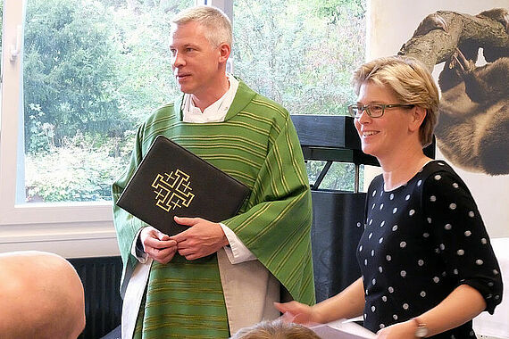 Dekanatskatechet Tobias Ebert während der Eucharistiefeier. (Foto: David Gorny)