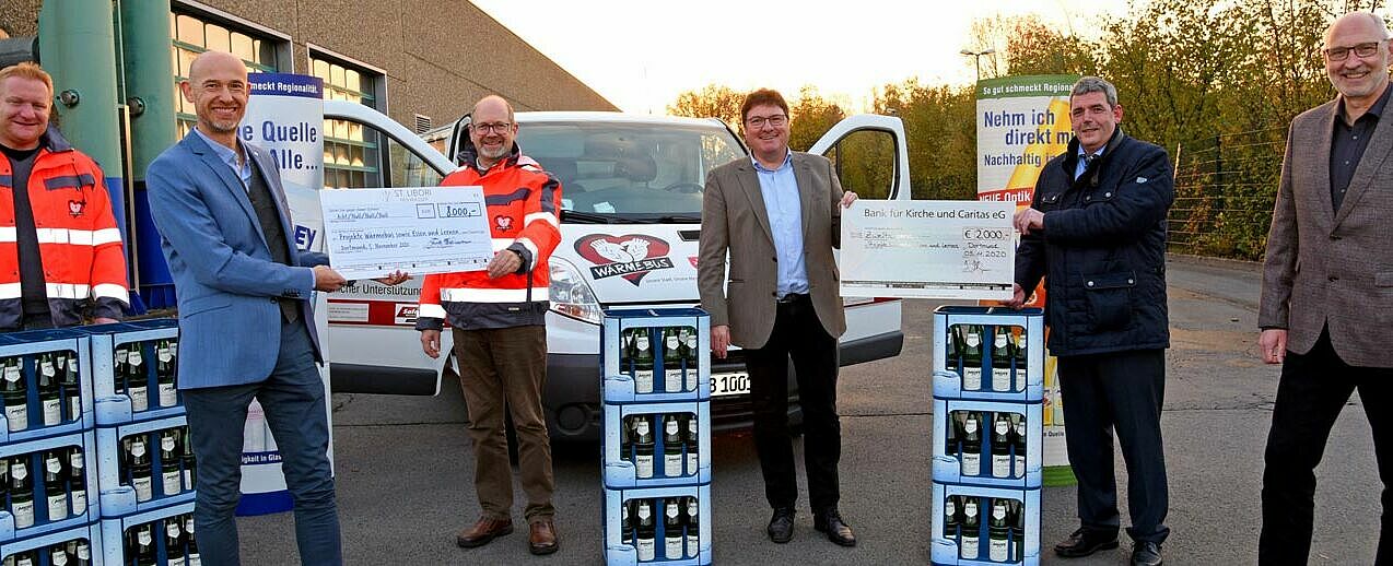 Scheckübergabe in Dortmund: Geschäftsführer Heino Hövelmann (2.v.l) von der Getränkegruppe Hövelmann und Geschäftsführer Ingo Imenkämper (2.v.r.) vom Bonifatiuswerk überreichten die Spendenschecks in Höhe von 10.000 Euro an Michael Vogt (3.v.l.), Friedhelm Evermann (r.), Stefan Wehrmann (l.) und Klaus Bathen (3.v.r.) vom Team Wärmebus. (Foto: Patrick Kleibold)