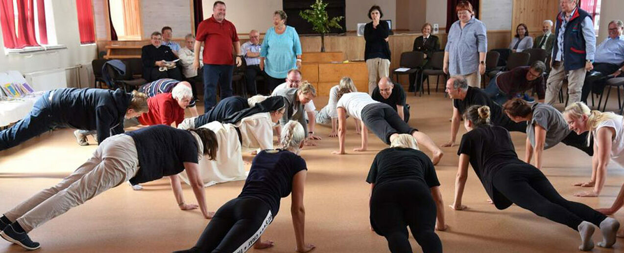 Inhaftierte Frauen bringen die Vertreter der Diözesan-Bonifatiuswerke im Sommer 2018 in Bewegung. (Foto: Sr. Theresita Müller)