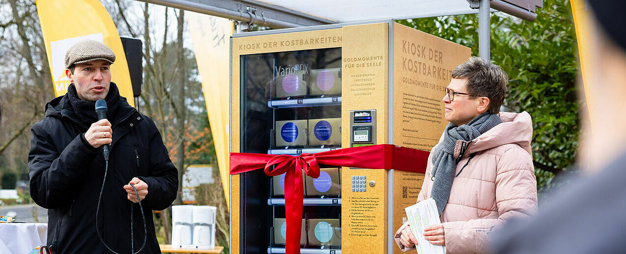 Mit einem "Kiosk der Kostbarkeiten" hat die Kirche auf einem Friedhof in Berlin eine besondere Hilfe eröffnet. (Foto: Joerg-Farys)