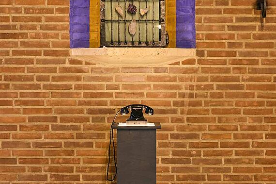 An diesem Telefon ("Memophon") konnten die Besucherinnen und Besucher Fragen beantworten, die jetzt als Klanginstallation in der Kapelle zu hören sind. (Foto: Philip Kistner) 
