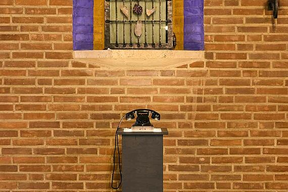 An diesem Telefon ("Memophon") konnten die Besucherinnen und Besucher Fragen beantworten, die jetzt als Klanginstallation in der Kapelle zu hören sind. (Foto: Philip Kistner) 