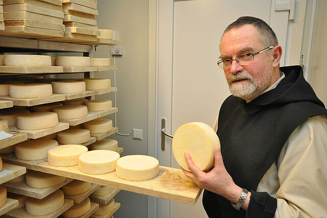 Der hauseigene Käse ist weit über die Landesgrenzen hinaus bekannt. Rund 5.000 Laib werden pro Jahr hergestellt. (Foto: P. Kleibold)