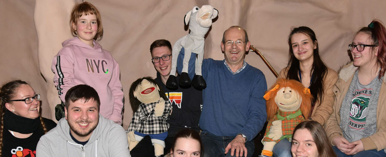 Pater Krottenthaler mit Kindern und Jugendlichen, die die Angebote des Don Bosco Hauses in Chemnitz nutzen. (Foto: Sr. Theresita Müller)