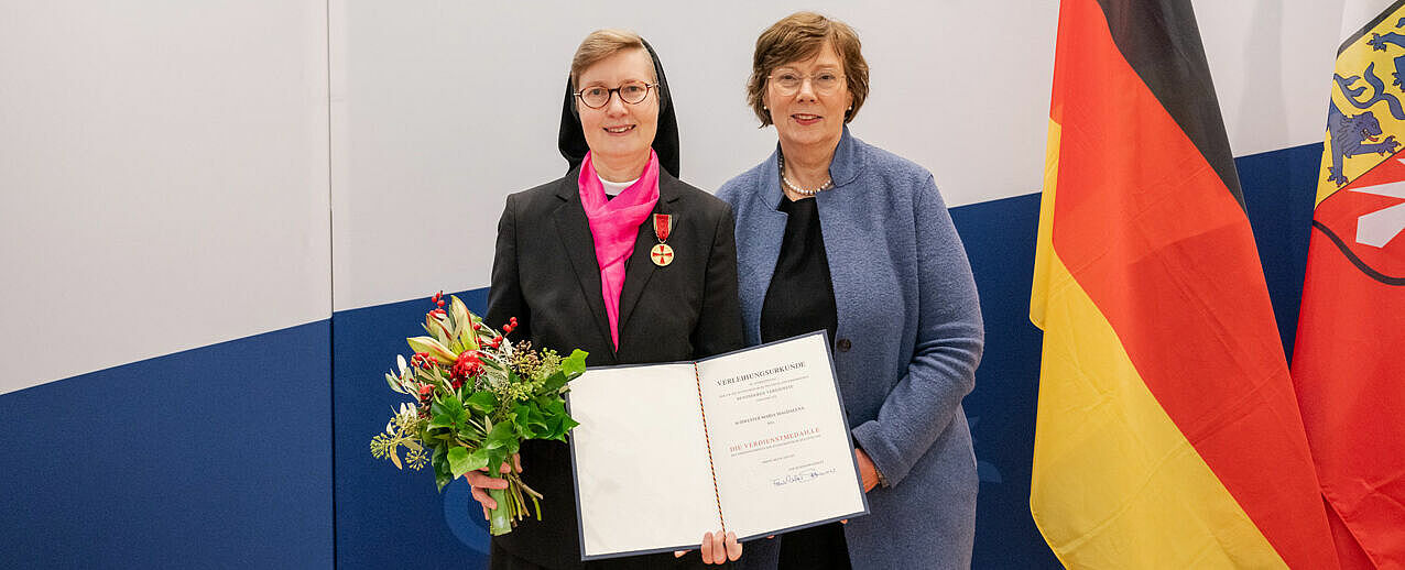 Sabine Sütterlin-Waack, Ministerin für Inneres, Kommunales, Wohnen und Sport des Landes Schleswig-Holstein, überreichte Schwester Maria Magdalena den Verdienstorden der Bundesrepublik Deutschland. (Foto: Frank Peter)