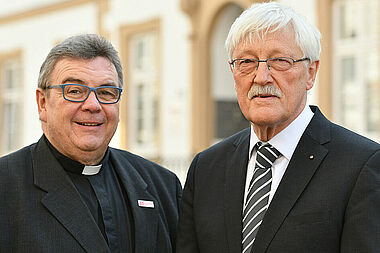 Der Generalsekretär des Bonifatiuswerkes, Monsignore Georg Austen, und Präsident Heinz Paus (rechts) haben in Paderborn mitgeteilt, dass das Bonifatiuswerk im kommenden Jahr Projekte in der deutschen, nordeuropäischen und baltischen Diaspora mit 13,6 Millionen Euro unterstützt. Foto: Patrick Kleibold