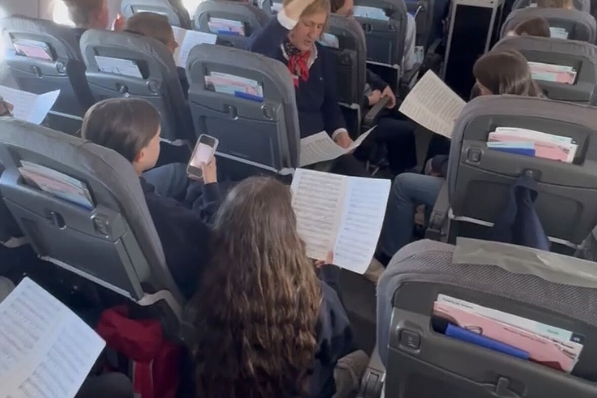 Wenn der Chor auf Reisen geht, wird gesungen. Über den Wolken wird das "Ave Maria" von Joseph Bibl angestimmt. (Foto: Katharina Rießland)