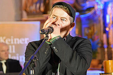 Michael Hirte während seiner Adventskonzertes in Bad Wünnenberg. Foto: Patrick Kleibold