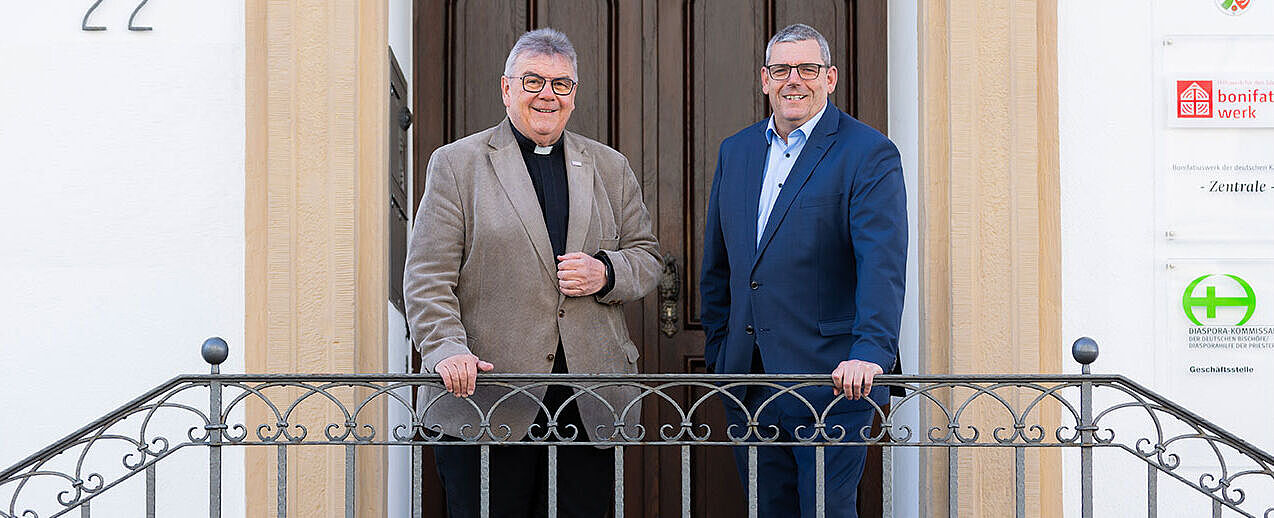 Der Vorstand des Bonifatiuswerkes: Hauptgeschäftsführer und Generalsekretär Monsignore Georg Austen und Geschäftsführer Ingo Imenkämper (v.l.) (Foto: Hartmut Salzmann)