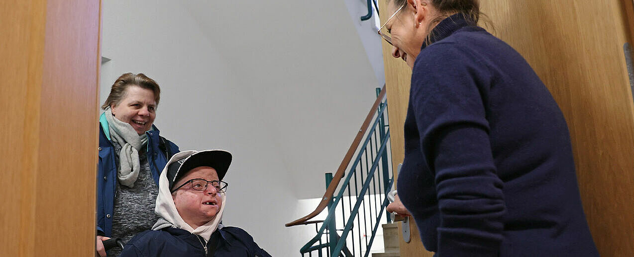 Luca ist 19 Jahre alt und sitzt wegen schwerer Krankheit im Rollstuhl, zusammen mit seiner Mutter Heike nimmt er die Unterstützungsangebote des Kinderhospiz-Zentrums Leo regelmäßig wahr. (Foto: Markus Nowak) 
