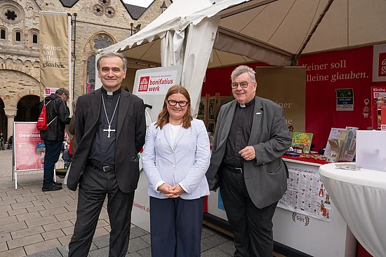 Bischof Jean-Philippe Jourdan und Marge-Marie Paas (Bistum Tallinn) mit Bonifatiuswerk-Generalsekretär Monsignore Georg Austen (v.l.). Foto: Hartmut Salzmann