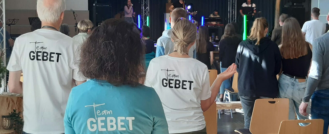 Gebetsteam "Caravan of Prayer": Lobpreis und Gebet waren die tragenden Säulen für das Pfingstfest der Jugend 2022 in Hilders. (Foto: Poiema e.V.)