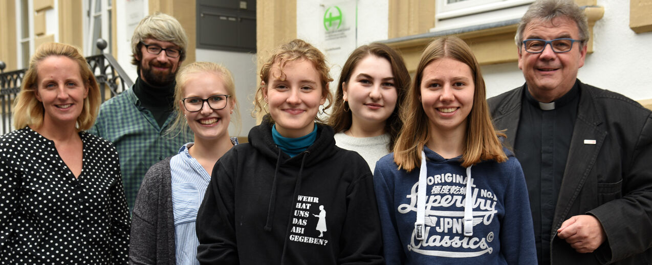 Julia Jesse, Projektleiterin, Matthias Hein, pastoraler Begleiter und Msgr. Georg Austen, Generalsekretär des Bonifatiuswerkes (v.l.) begrüßen die neuen Freiwilligen: Mirjam, Victoria, Chedi und Carla (v.l.) (Foto: Theresa Meier)