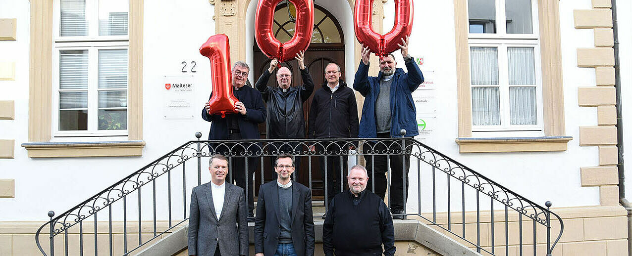 The members of the committee: From left, Monsignore Georg Austen (Managing Director of the Diaspora Commission and Secretary-General of the Bonifatiuswerk), Domdeacon Alfons Hardt (Chairman of the Diaspora Commission), Vicar General Ulrich Beckwermert, and Pastor Ludger Hojenski. Also, from left at the bottom, Pastor Dr. Michael Müller, Cathedral Chapter Thomas Renze, and Dean Carsten Menges. In the photo, Spiritual Councilor Prof. Dr. Thomas Schwartz is missing. (Photo: Simon Helmers)