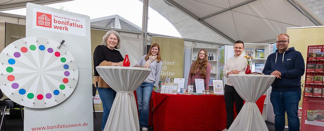 Es ist angerichtet: Das Bonifatiuswerk-Team mit Petra Ernst-Gutierrez, Franziska Oevel, Melissa Hall, David Gorny und Julian Heese (v.l.) am Infostand. Foto: Hartmut Salzmann