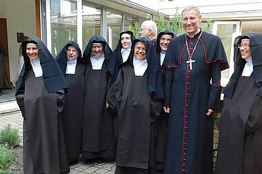 Karmelitinnen in Ikskile mit erzbischof Stankevics. Foto: Thomas Rünker, Bistum Essen