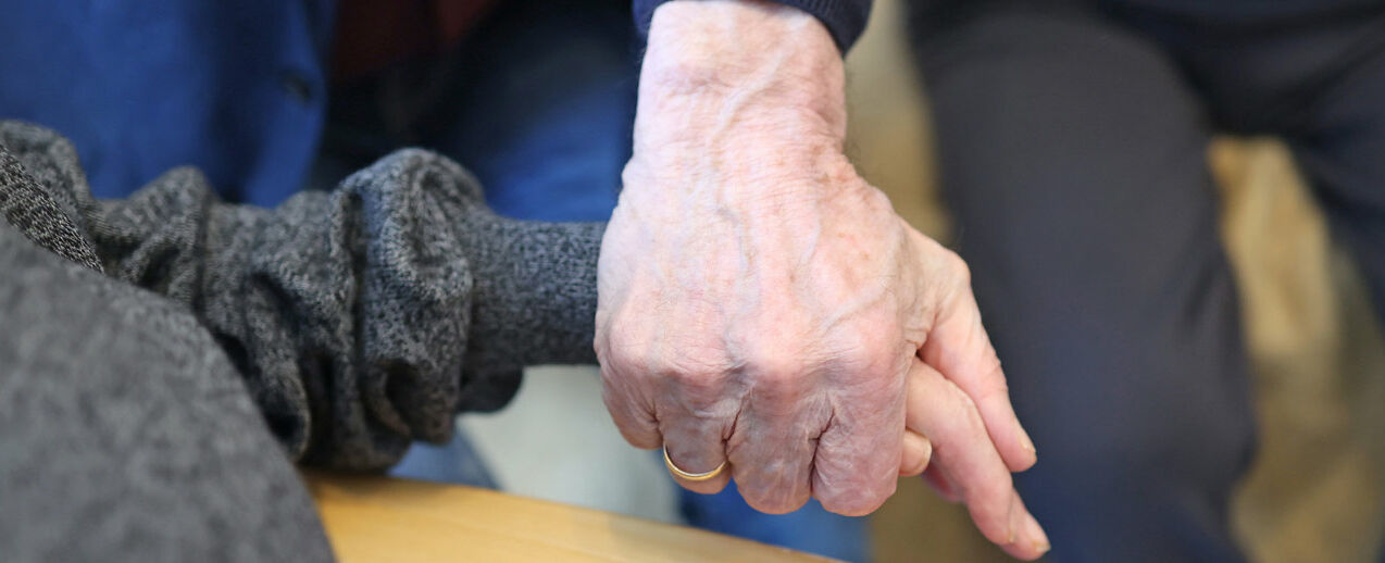 Roland Steinfurth besucht das Ehepaar Kühnel im Seniorenheim. (Foto: Markus Nowak)