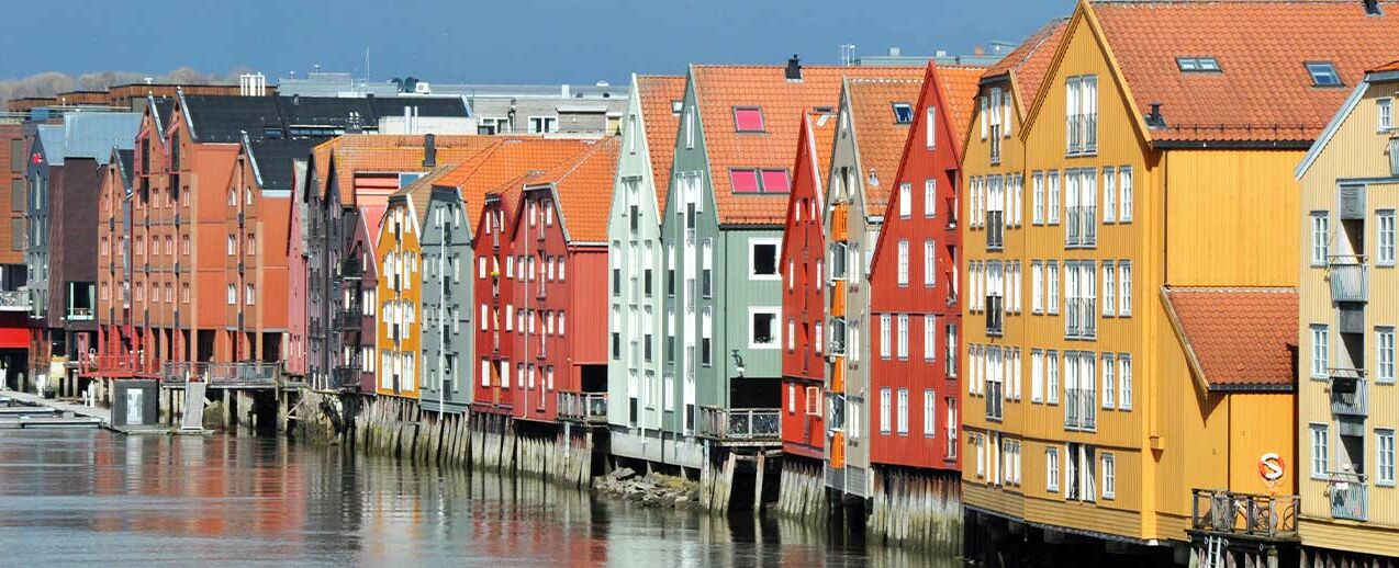 Bunte Reihenhäuser in Trondheim. (Foto: Patrick Kleibold)