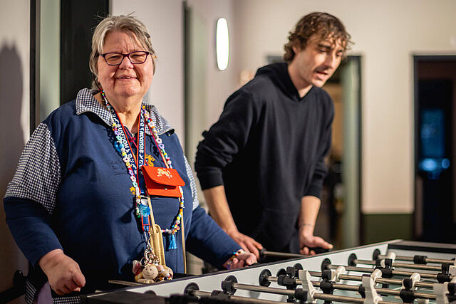 Auch ein Kicker steht den Bewohnerinnen und Bewohnern zur Verfügung. (Foto: Juliane Sonntag/photothek, SkF Berlin) 