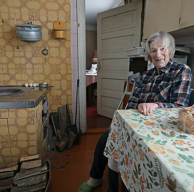 Renate Druvinia wohnt in einem alten kleinen Holzhaus. Sie heizt und kocht mit Holz, in ihrere Küche steht zugleich die Dusche. (Foto: M. Nowak)