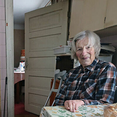 Renate Druvinia wohnt in einem alten kleinen Holzhaus. Sie heizt und kocht mit Holz, in ihrere Küche steht zugleich die Dusche. (Foto: M. Nowak)