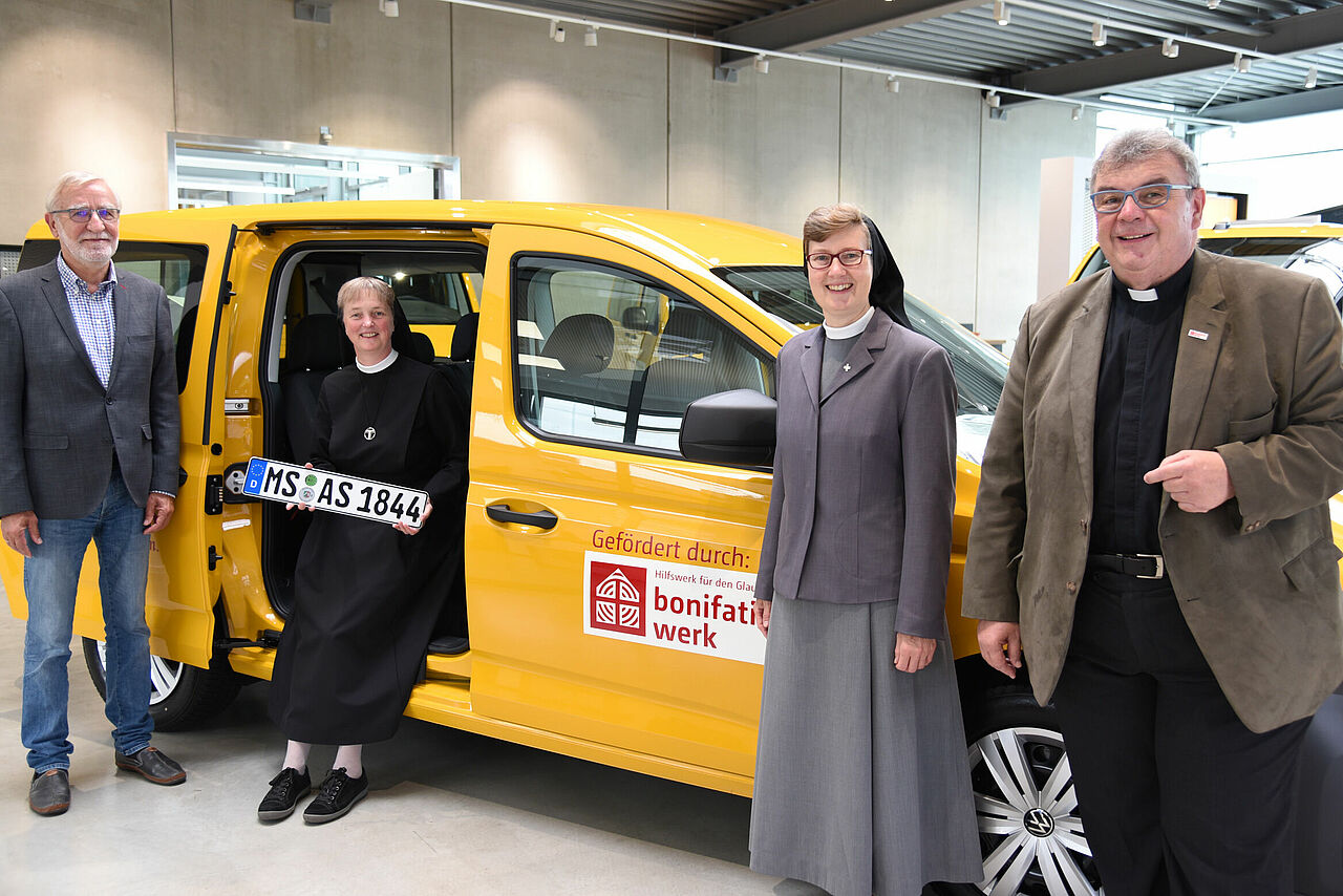 Norbert Blunck, Sr. Maria Magdalena Jardin und Sr. M. Irmgardis aus Kiel erhalten einen neuen BONI-Caddy. Übergeben wird er durch Monsignore Georg Austen, Generalsekretär des Bonifatiuswerkes (v.l.) (Foto: Theresa Meier)