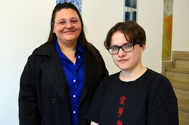 Ana Jezildic (DPSG-Diözesanverband Padeborn) freut sich über die Unterstützung von Lea-Celine Seipp in den nächsten zwei Wochen im Haus am Eulenspiegel in Rüthen (v.l.). (Foto: Theresa Meier) 