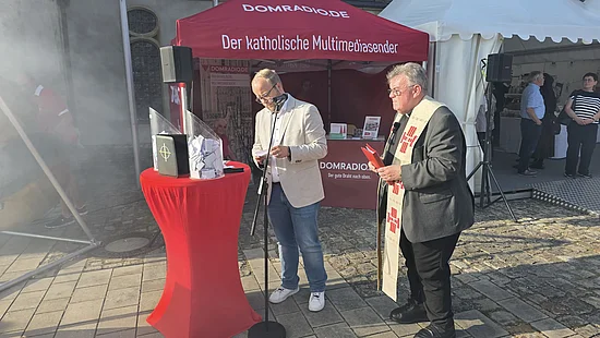 Über 800 Fürbitten wurden bei der Andacht am XL-Weihrauchfass von DOMRADIO.DE gesegnet und im Gebet vor Gott getragen.  Bonifatiuswerk-Generalsekretär, Monsignore Georg Austen stand der Andacht vor. Mit dabei: Julian Heese (Bereichsleiter Missionarische und diakonische Pastoral). Foto: Oliver Kelch