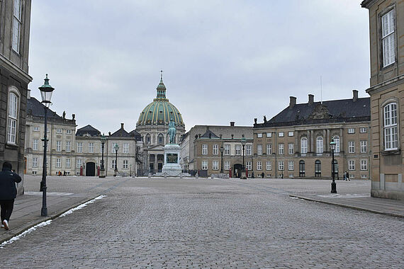 Schloss Amalienborg in Kopenhagen mit Blick auf die Marmorkirche Foto: Johanna Meyer
