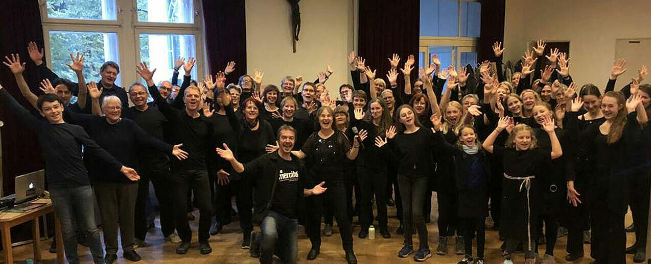 Mit Herz, Stimme und allen Sinnen dabei. Von 11 bis 75 Jahren waren die Teilnehmenden des Gospelworkshops in Leipzig: (Foto: Mechthild Winter)