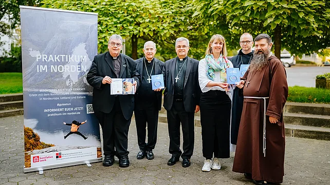 Präsentieren das neue Kochbuch des Bonifatiuswerkes (von links): Bonifatiuswerk-Generalsekretär Monsignore Georg Austen (Hg.), Erzbischof Julio Murat, Apostolischer Nuntius in den skandinavischen Ländern, der Paderborner Erzbischof Dr. Udo Markus Bentz, Bonifatiuswerk-Redakteurin Theresa Meier (Hg.), Bischof Erik Varden, Vorsitzender der Nordischen Bischofskonferenz, und Bischof David Tencer (Island). Foto: Erzbistum Paderborn/Besim Mazhiqi