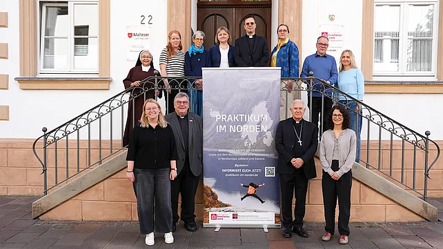 Die Mentor/-innen des "Praktikums im Norden" zu Besuch in Paderborn. Mit dabei (unten v.l.): Eva Berlage, Msgr. Georg Austen, Erzbischof Julio Murat, Apostolischer Nuntius in den skandinavischen Ländern, und Lidia Fioravanti (Projektkoordinatorin für den Freiwilligendienst in Uppsala.) Foto: Theresa Meier