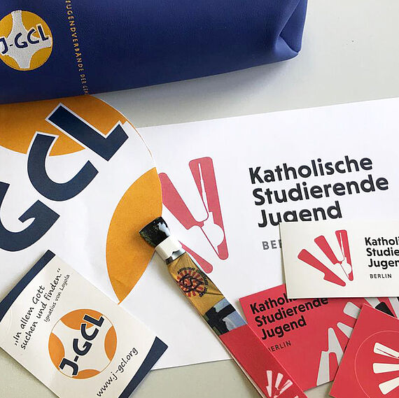 Infomaterial der Verbände KSJ und J-GCL Berlin, bei denen Chedi als BFD'lerin aktiv ist.