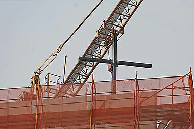 7,5 Meter hohes Turmkreuz schmückt Leipziger Propsteikirche