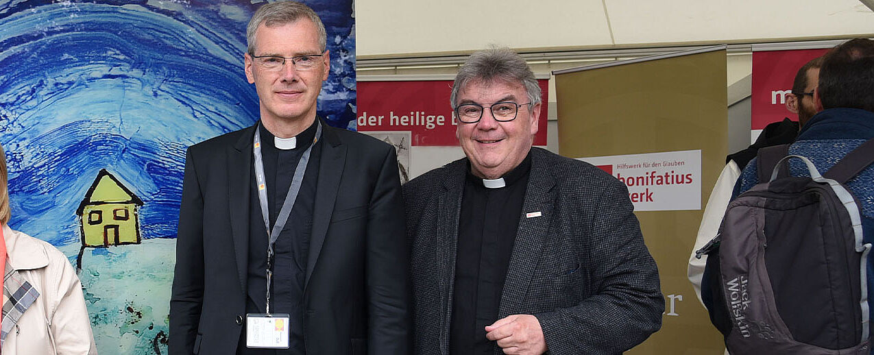 Der neue Bischof von Münster, Bischof Heiner Wilmer (links) und Bonifatiuswerk-Generalsekretär Monsignore Georg Austen auf dem Katholikentag 2022 in Stuttgart. (Foto: Simon Helmers)