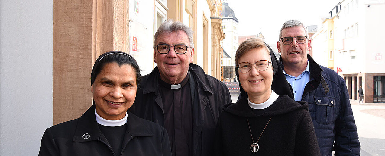 Bonifatiuswerk-Generalsekretär Monsignore Georg Austen (2.v.l.) und Bonifatiuswerk-Geschäftsführer Ingo Imenkämper begrüßten Oberin Schwester Maria Magdalena Jardin OSF (2.v.r.) und Schwester M. Sunita im Bonifatiuswerk. (Foto: Theresa Meier)