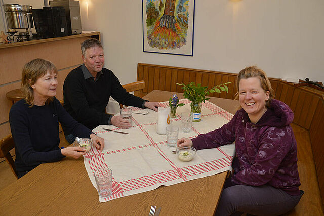 Die Ehrenamtlichen sitzen nach getaner Arbeit noch auf einen Pudding und ein Glas Wasser zusammen. (Foto: M. Thöne)