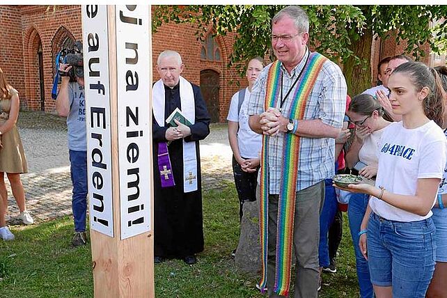 Aufstellung des Friedensmahners direkt vor der Kathedrale in Koszalin. Foto: Bernhard Nake 
