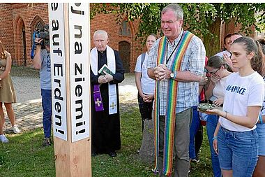 Aufstellung des Friedensmahners direkt vor der Kathedrale in Koszalin. Foto: Bernhard Nake 