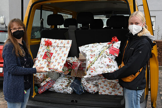 Rosalie Stolze, Leiterin des Haus Teresa, und Greta Boß, Bundesfreiwilligendienstlerin des Bonifatiuswerkes, laden die Geschenke aus. (Foto: Simon Helmers)