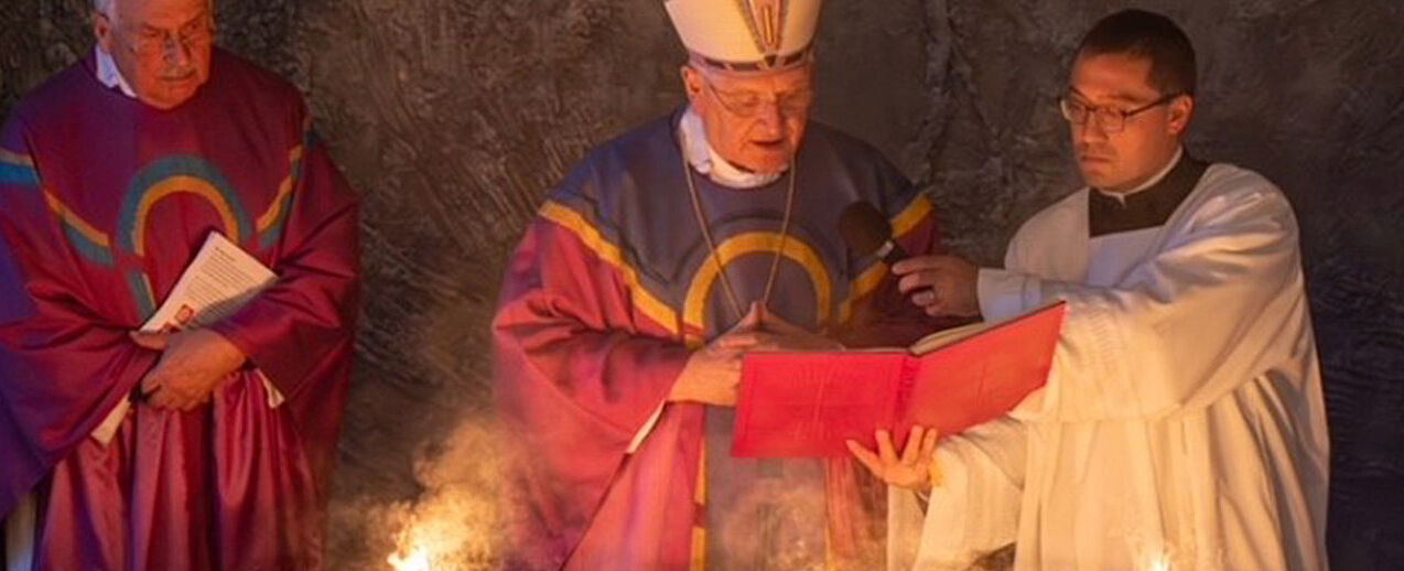 Bischof Heinrich Timmerevers bei der Weihe des Altarts. (Foto: M. Löwe)