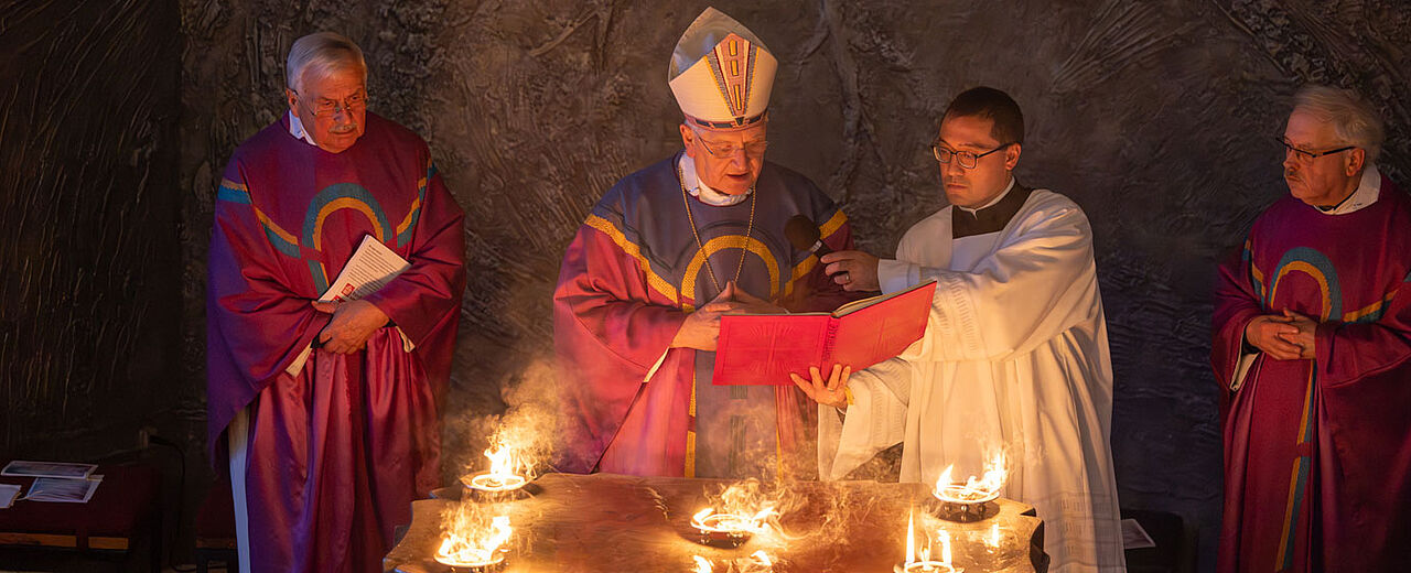 Bischof Heinrich Timmerevers bei der Weihe des Altarts. (Foto: M. Löwe)