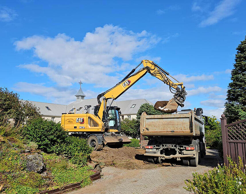 Die Baugrube für den Erweiterungsbau wird ausgehoben. Foto: Karmelkloster 