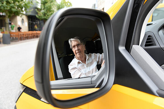 Probesitzen im BONI-Bus: Die Spenderin Erika Godziewski freut sich, dass nun drei neue BONI-Busse in Estland zum Einsatz kommen. (Foto: Theresa Meier)