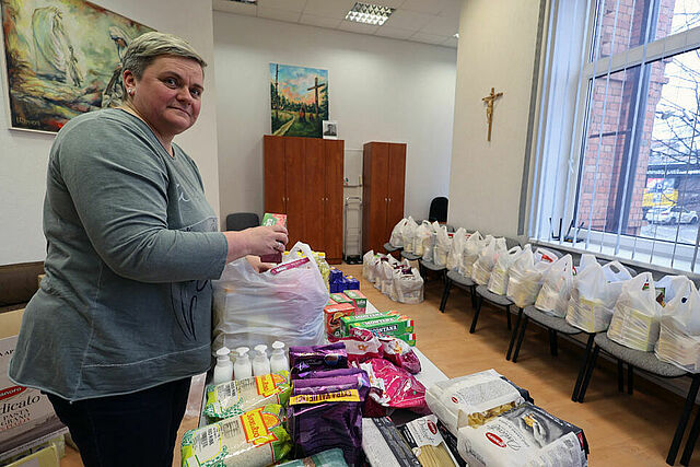 Malteser Lettland Generalsekretärin Inese Motte packt im Büro in Riga Lebensmittelpakete für ukrainische Geflüchtete. (Foto: M. Nowak)