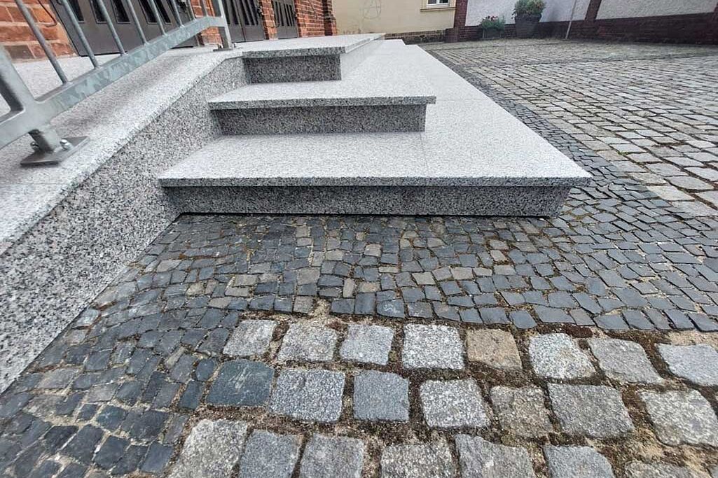 Fertigstellung der neuen Treppe.  (Foto: Andreas Baron)